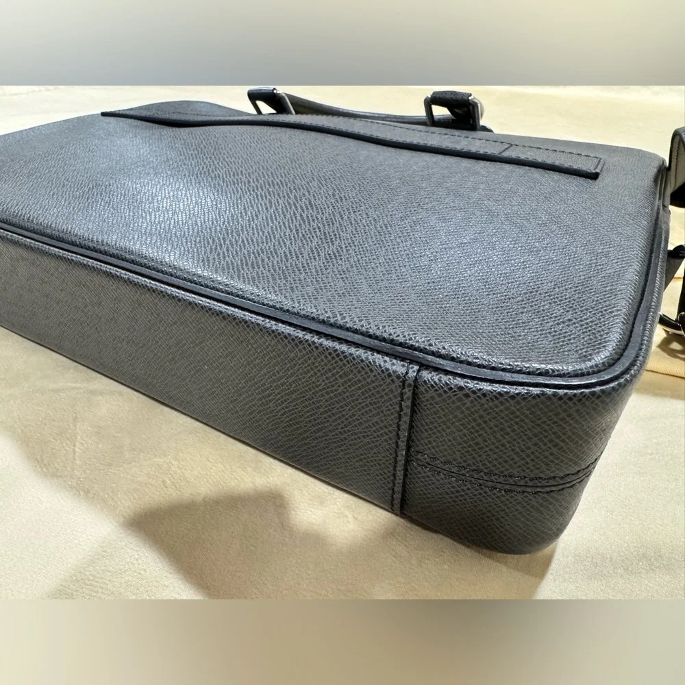 LOUIS VUITTON Taiga Porte-Documents Business MM Ardoise